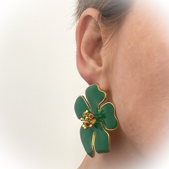 đź’•Beautiful Green Enamel Hibiscus Fashion Earrings Gold Toneđź’• - Picture 7 of 8